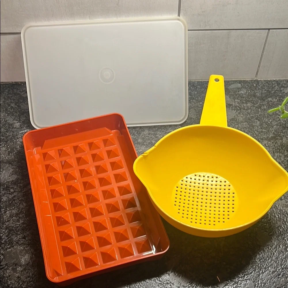 Tupperware Paprika Deli Container and Yellow Colander Set. Vintage exc condition